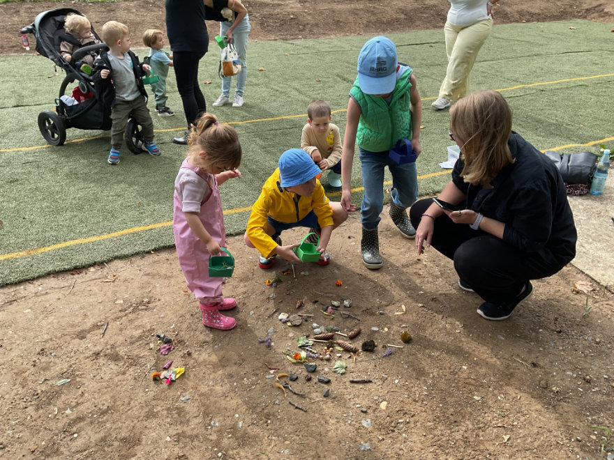 Die Kinder begutachten ihre Fundstücke aus dem Wald.