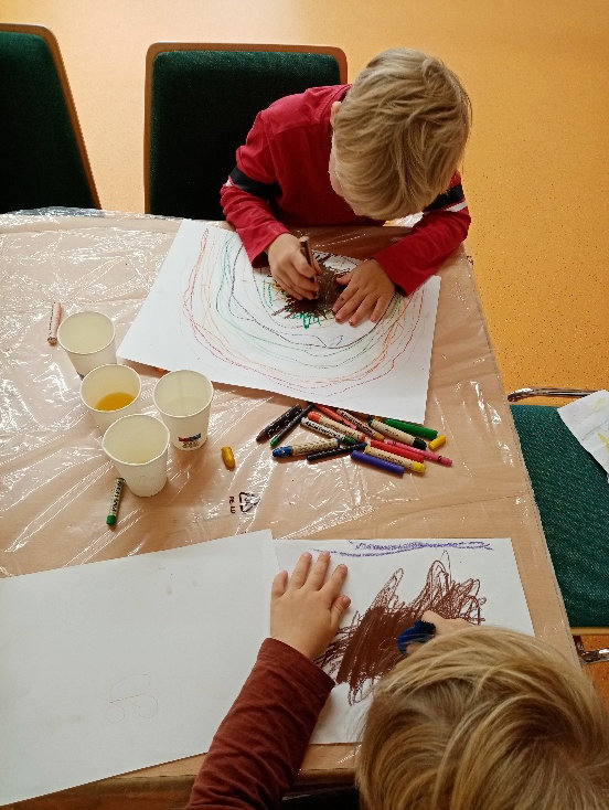 Malende Vorschulkinder Schlaue Füchse bei
                            Kunstausstellung Wenter Blickfänger